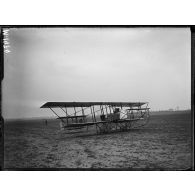 Chartres. Ecole d'aviation. Appareil Farman pour l'apprentissage. [légende d'origine]