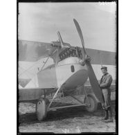 Examen d'un avion allemand au terrain d'aviation de Saint-Cyr l'école.