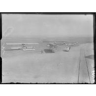 Vue panoramique du terrain d'aviation de Saint-Cyr l'Ecole. [légende d'origine]