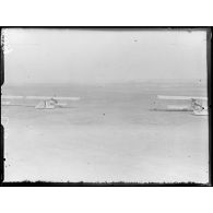 Vue panoramique du terrain d'aviation de Saint-Cyr l'Ecole. [légende d'origine]