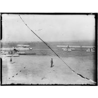 Vue panoramique du terrain d'aviation de Saint-Cyr l'Ecole. [légende d'origine]