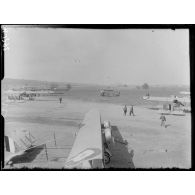 Vue panoramique du terrain d'aviation de Saint-Cyr l'Ecole. [légende d'origine]