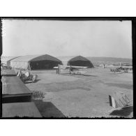 Vue panoramique du terrain d'aviation de Saint-Cyr l'Ecole. [légende d'origine]