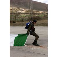 Démonstration de sauts en parachutes de parachutistes russe, italien et français à Vrelo.