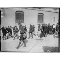 Défilé des troupes britanniques à Marseille. La mascotte des troupes sud-africaines. [légende d'origine]