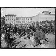 Les troupes sud-africaines attendent d'embarquer à Marseille. [légende d'origine]