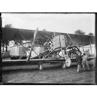 La visite des terrains d'aviation de Villacoublay et du Bourget par une délégation parlementaire russe.<br>