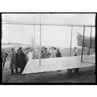 Champ d'aviation du Bourget, appareil Farman F-40 équipé de fusées. [légende d'origine]