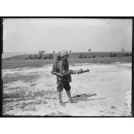 Châlons-sur-Marne, instruction des grenadiers de la 4e Armée, l'appareil lance-flamme. [légende d'origine]