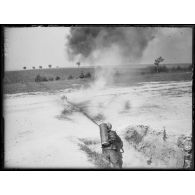 Châlons-sur-Marne, entraînement des grenadiers de la 4e Armée, un lance-flamme en action. [légende d'origine]