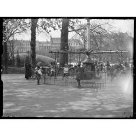 Paris, protection contre avions. Aux Champs Elysées, une "saucisse" près du manège de chevaux de bois. [légende d'origine]