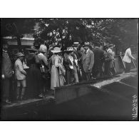 Paris, 22 rue des Ardennes, aux chantiers Niclausse, lancement du parouilleur "Farouche". La visite du patrouilleur. [légende d'origine]