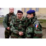 Discussion entre le général Gaviard et le capitaine du bataillon de commandement et de transmissions (BCT).