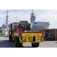 Une plateforme logistique du 519e régiment du train (RT) achemine un groupe électrogène à bord du bâtiment de projection et de commandement (BPC) Le Tonnerre sur la base navale de Toulon.