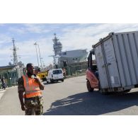 Un soldat du 519e régiment du train (RT) encadre le chargement de matériel à bord du bâtiment de projection et de commandement (BPC) Le Tonnerre sur la base navale de Toulon.