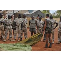 Instructeur du 1er régiment du train parachutiste (RTP) sur le camp ONU de Birao.