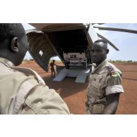 Traitement d'un hélicoptère de transport de l'ONU sur l'aérodrome de Birao.