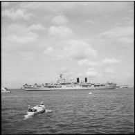 Le porte-hélicoptères britannique "Ocean" au large de Port-Saïd.