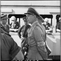 Un officier suédois de l'ONU (Organisation des nations unies) lors de l'arrivée du détachement norvégien des Nations-Unies en gare de Port-Saïd.