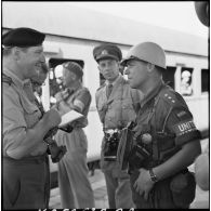 Paul Mousset (France-Illustration) s'entretient avec un officier norvégien lors de l'arrivée du détachement norvégien de l'ONU en gare de Port-Saïd.