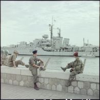 Trois permissionnaires français contemplent le destroyer "HMS Barfleur" à Port-Saïd.