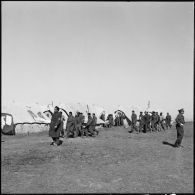 Camp de transit de prisonniers égyptiens en Israël.