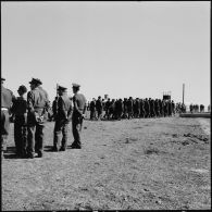 Camp de transit de prisonniers égyptiens en Israël.