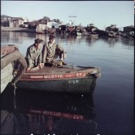 Deux marins français à bord de La Mouette, vedette de servitude du canal de Suez.