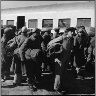 La remise de prisonniers égyptiens aux forces de police de l'ONU à Port-Saïd.