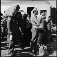 La remise de prisonniers égyptiens aux forces de police de l'ONU à Port-Saïd.