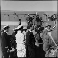 La remise de prisonniers égyptiens aux forces de police de l'ONU à Port-Saïd.