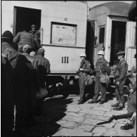 La remise de prisonniers égyptiens aux forces de police de l'ONU à Port-Saïd.