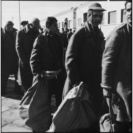 La remise de prisonniers égyptiens aux forces de police de l'ONU à Port-Saïd.