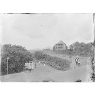 271. [Madagascar, 1900-1902. Un officier des troupes coloniales sur une chaise à porteur dans les environs de Fianarantsoa.]