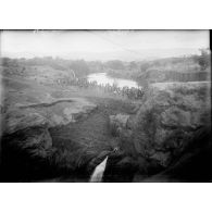 274. [Madagascar, 1900-1902. Chantier de construction d'une digue au bord d'une rivière.]