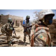 Un prévôt encadre la fouille du village de Nokara par des commandos maliens dans la régionde Mopti, au Mali.