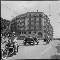 Cérémonie du 14 juillet à Alger. Défilé motorisé.