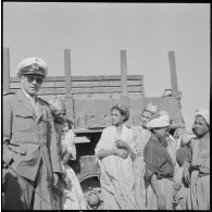 Medjadja. Un capitaine de frégate allemand avec les enfants du douar.