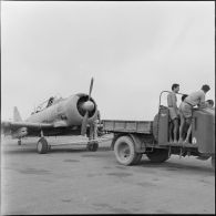 Tracteur menant un avion North American T6 aux ateliers de révision.