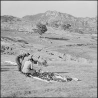 L'arsenal pris aux rebelles, dans le paysage du Djebel.