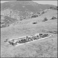 L'arsenal saisi aux rebelles, dans le paysage du Djebel.