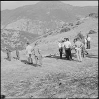 L'arsenal pris aux rebelles, dans le paysage du Djebel.