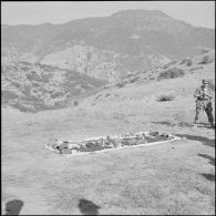 L'arsenal pris aux rebelles, dans le paysage du Djebel.