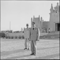 Monsieur Max Lejeune, ministre du Sahara ; au second plan, le général Quenard, commandant les troupes et services des territoires du sud.