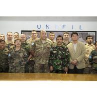 Photographie de groupe des participants à la réunion mensuelle de la coopération civilo-militaire.