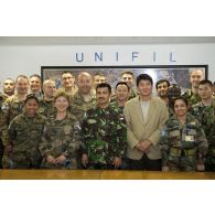 Photographie de groupe des participants à la réunion mensuelle de la coopération civilo-militaire.