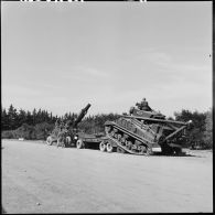 Chargement d'un char de dépannage Baldwin-pressed par un Ward la France type 1000 remorquant, par les soldats de la 407ème compagnie de réparation divisionnaire (CRD).