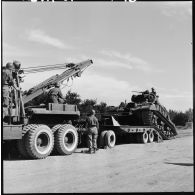 Chargement d'un char de dépannage Baldwin-pressed par un Ward la France type 1000 remorquant, par les soldats de la 407ème compagnie de réparation divisionnaire (CRD).