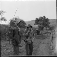 Un soldat téléphone.