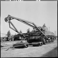 Présentation d'un char de dépannage M4 Sherman (US).